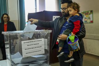 Οι πολίτες ψηφίζουν, ο «σουλτάνος» δεν αναγνωρίζει το αποτέλεσμα